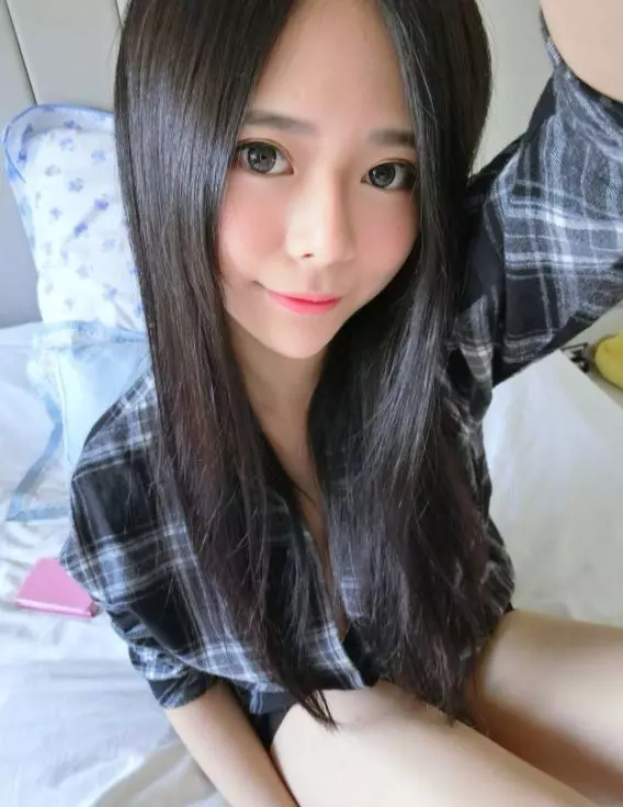 吃飯一直被拍!「正妹吃麵線」超讓人看醉了...男友才能擁有的超幸福瞬間啊…
