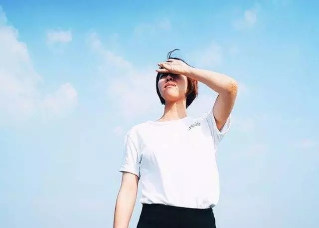「婆婆,給您這個月的生活費」「這也太少了吧,還不夠我花的」