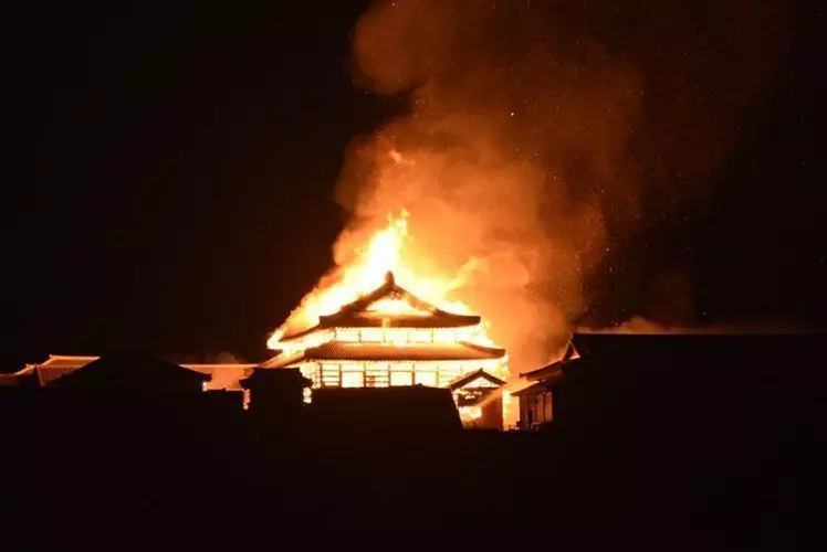 琉球王宮首里城深夜大火,三大殿一夜全毀!