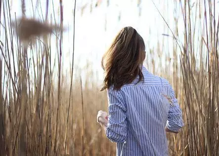 打工6年工資全交給我媽,結婚時母親給我一存摺,看到金額我落淚