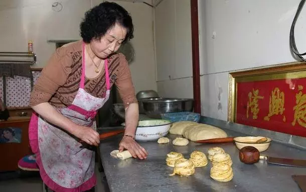 婚後被婆婆轟走,如今她來投奔我,我果斷拒絕,丈夫卻誇我做得對