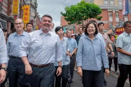 美國又拋出一部惡法 在中國背後扎刀子!