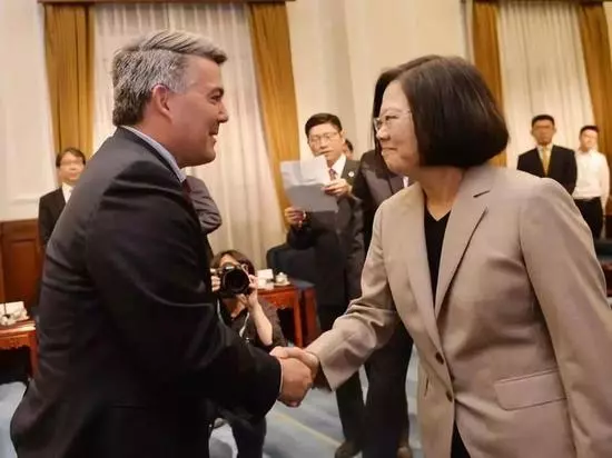美國又拋出一部惡法 在中國背後扎刀子!