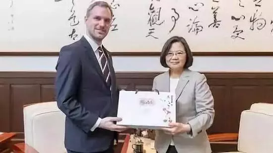 美國又拋出一部惡法 在中國背後扎刀子!