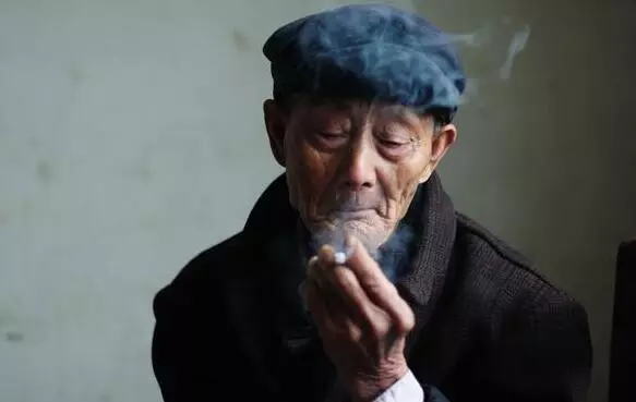 和男友交往8年,第一次去男友家,一下車男友父親就下跪痛哭