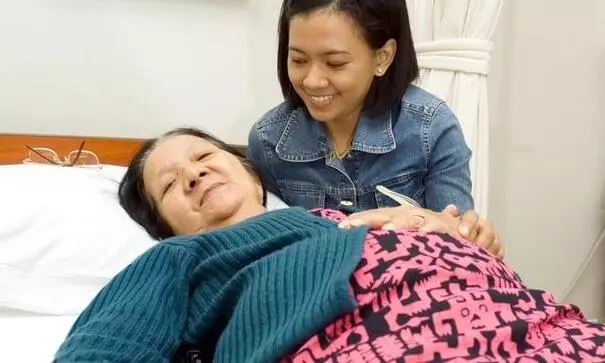 照顧母親6年,我離婚後母親將財產都給弟弟,後爸悄悄給我20萬
