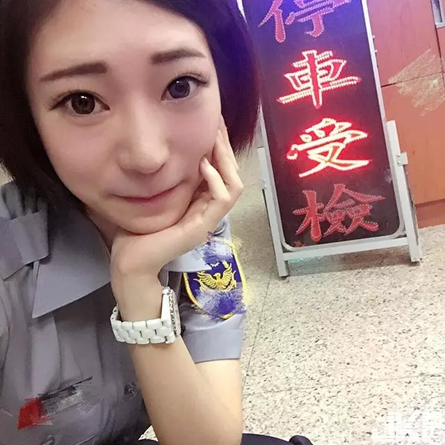 出沒在桃園!大眼正妹警察「Angel Lin」,制服底下竟有嫩白酥胸+極細蠻腰:拜託逮捕我!