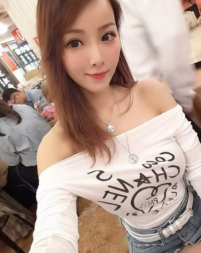 又到了比基尼季節~辣妹老闆娘「Amila Yu」狂換泳裝,挺傲人身材讓你選一套!