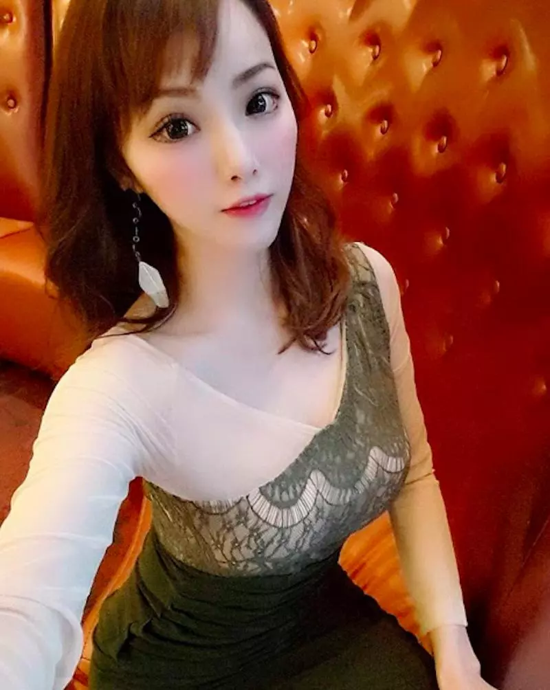 又到了比基尼季節~辣妹老闆娘「Amila Yu」狂換泳裝,挺傲人身材讓你選一套!