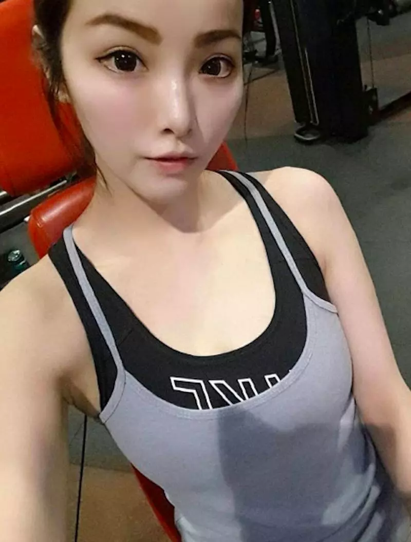 又到了比基尼季節~辣妹老闆娘「Amila Yu」狂換泳裝,挺傲人身材讓你選一套!