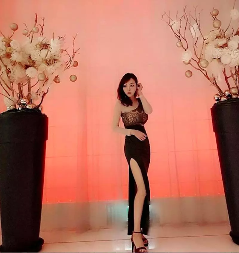 又到了比基尼季節~辣妹老闆娘「Amila Yu」狂換泳裝,挺傲人身材讓你選一套!