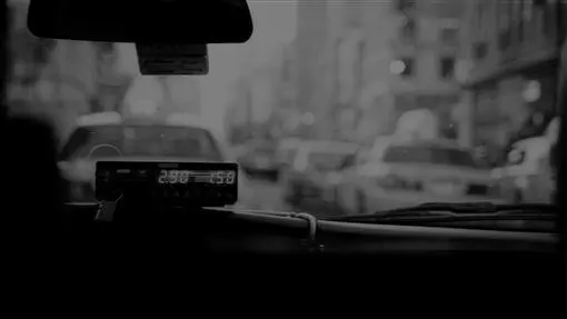 高冷美女坐車目的地超偏僻連民房都沒有,計程車司機手抖接車費:明天會不會變紙