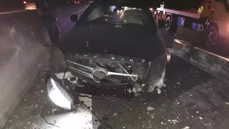 混凝土柱子 散落路面 尾隨羅釐轎車中招 釀2死