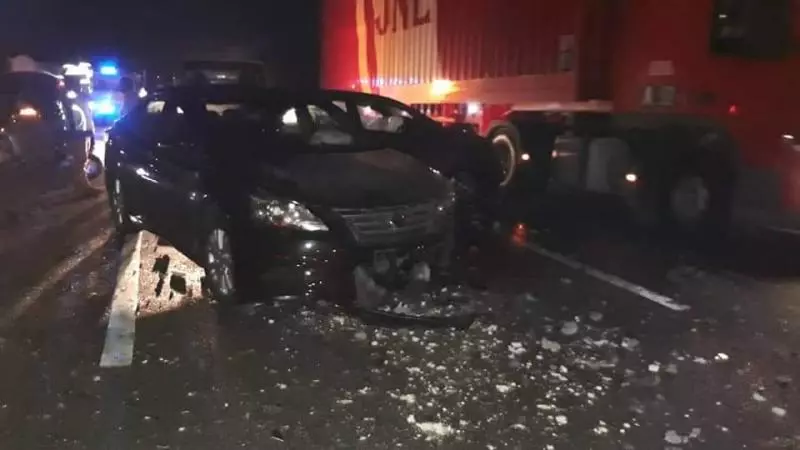 混凝土柱子 散落路面 尾隨羅釐轎車中招 釀2死