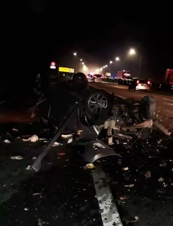 混凝土柱子 散落路面 尾隨羅釐轎車中招 釀2死
