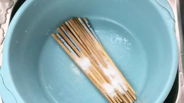 用清水洗筷子,比不洗還髒,學會這個訣竅筷子永遠乾乾淨淨