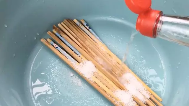 用清水洗筷子,比不洗還髒,學會這個訣竅筷子永遠乾乾淨淨