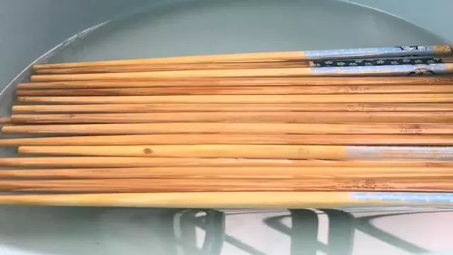 用清水洗筷子,比不洗還髒,學會這個訣竅筷子永遠乾乾淨淨