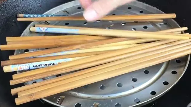 用清水洗筷子,比不洗還髒,學會這個訣竅筷子永遠乾乾淨淨