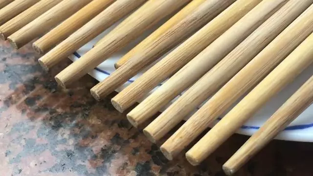 用清水洗筷子,比不洗還髒,學會這個訣竅筷子永遠乾乾淨淨