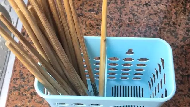 用清水洗筷子,比不洗還髒,學會這個訣竅筷子永遠乾乾淨淨
