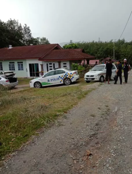 女教師獨自在家中祈禱時,疑遭匪徒潛入劫殺, 震驚全村!