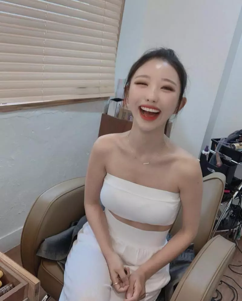 韓國喜劇演員xno小姐姐在傻笑自拍給粉絲看,粉絲看得快樂啊!