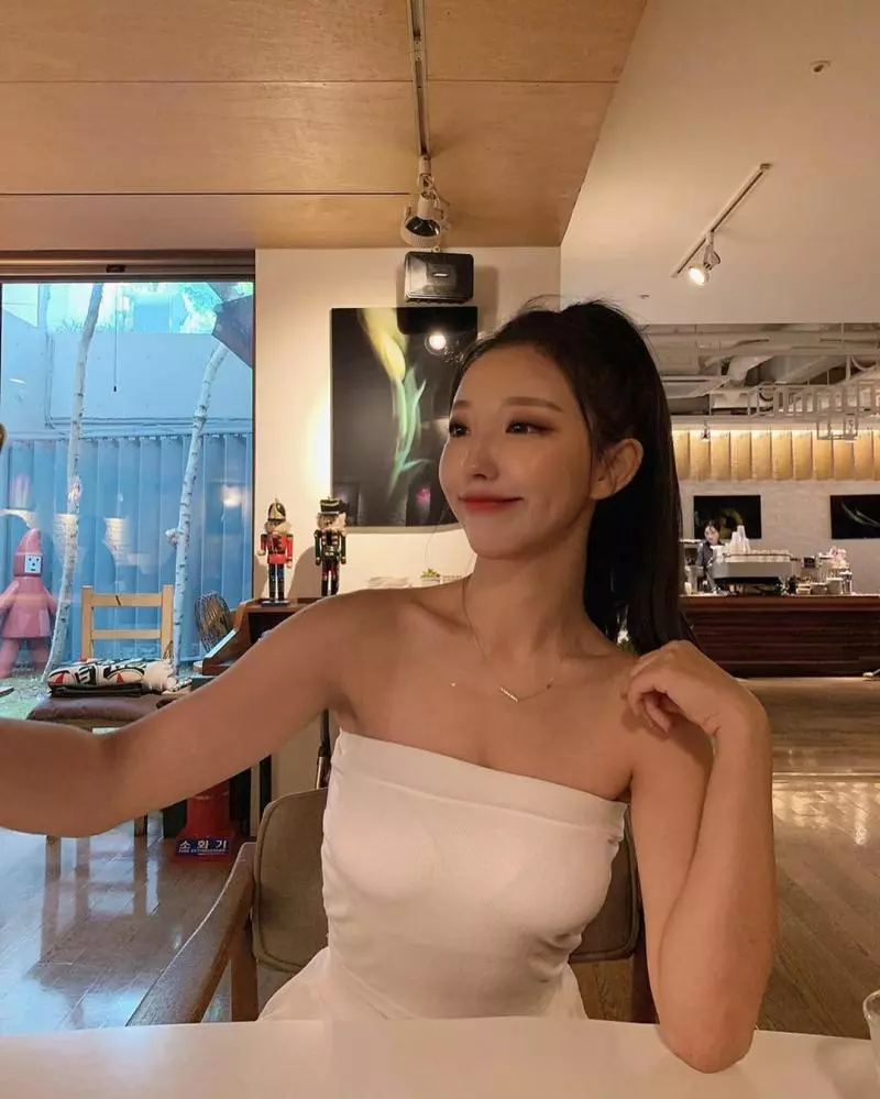 韓國喜劇演員xno小姐姐在傻笑自拍給粉絲看,粉絲看得快樂啊!
