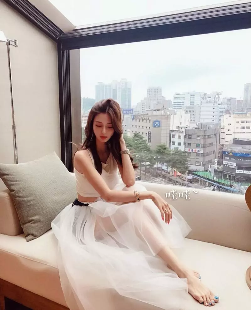 韓國美眉manyo五官精緻 宛如真人芭比娃的臉孔 讓她迅速爆紅