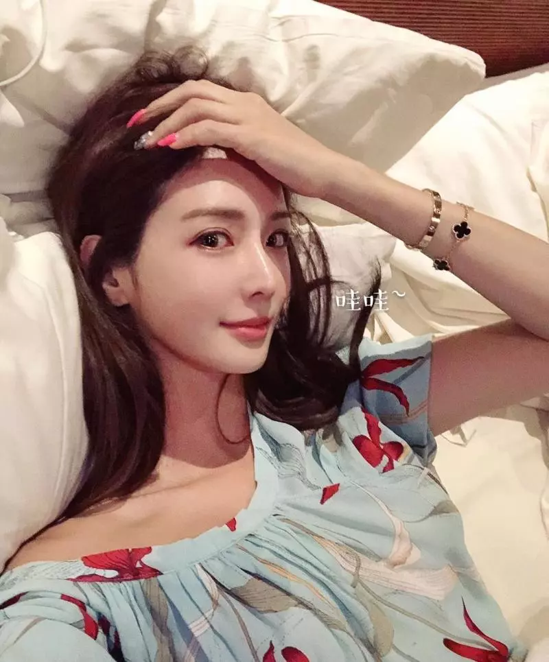 韓國美眉manyo五官精緻 宛如真人芭比娃的臉孔 讓她迅速爆紅