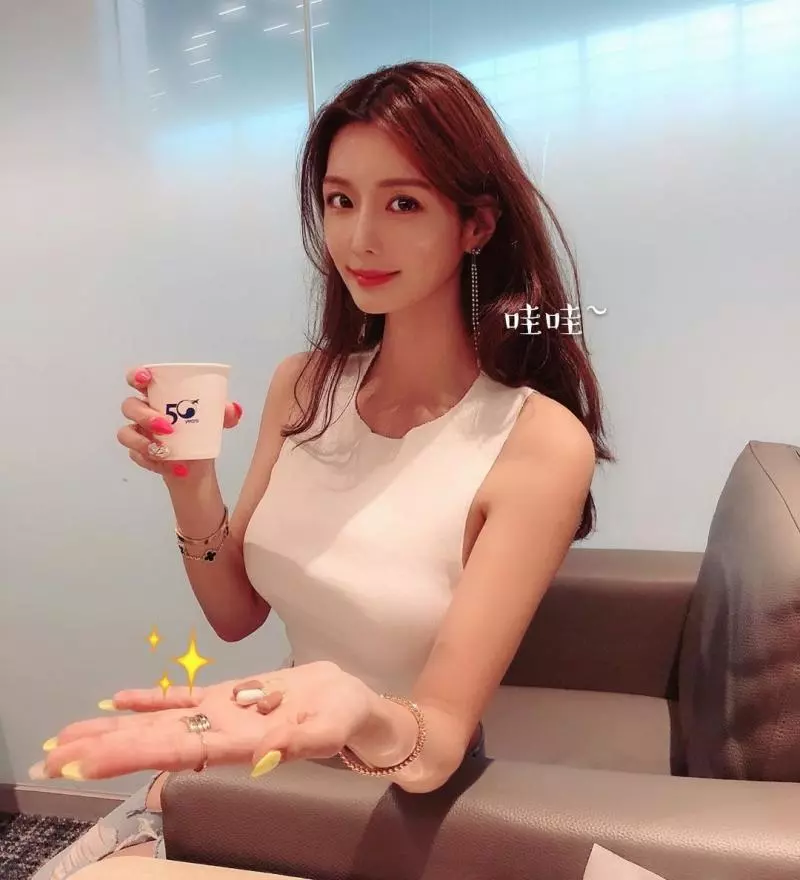 韓國美眉manyo五官精緻 宛如真人芭比娃的臉孔 讓她迅速爆紅