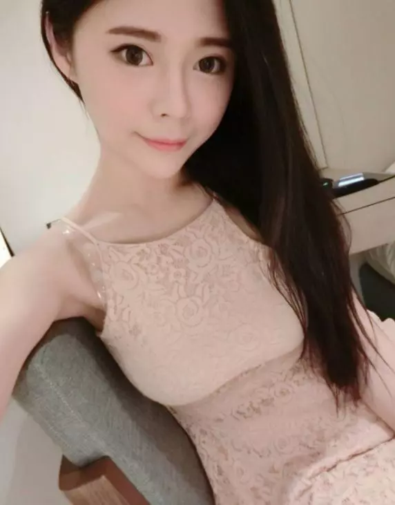 吃飯一直被拍!「正妹吃麵線」超讓人看醉了...男友才能擁有的超幸福瞬間啊…