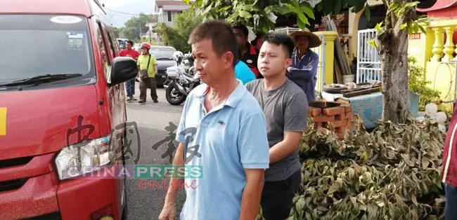 燒草燒出人命!華裔婦女在屋外焚燒雜草,不知何故掉入火堆中,活活燒死!