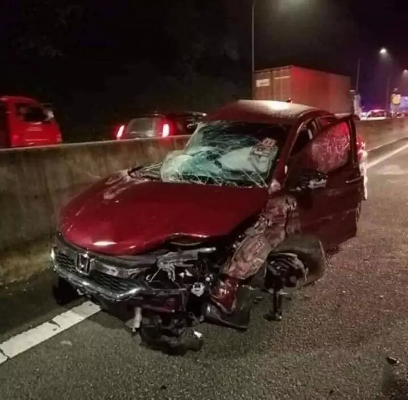 轎車遭滾落柱子壓中 華裔2男身亡2女重傷
