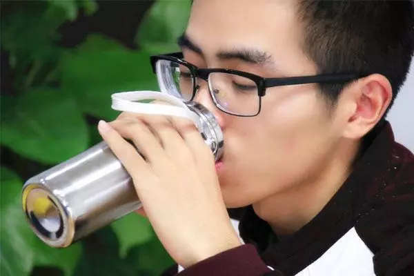 長期喝電熱水壺燒水,對人體到底有沒有害?喝水時要注意什麼?