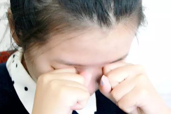 睫毛總是掉,還往眼睛裡面長是怎麼回事?怎麼辦?不妨了解下