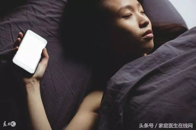 經常睡覺「把手機放床頭」的人,小心身體會有6大毛病!