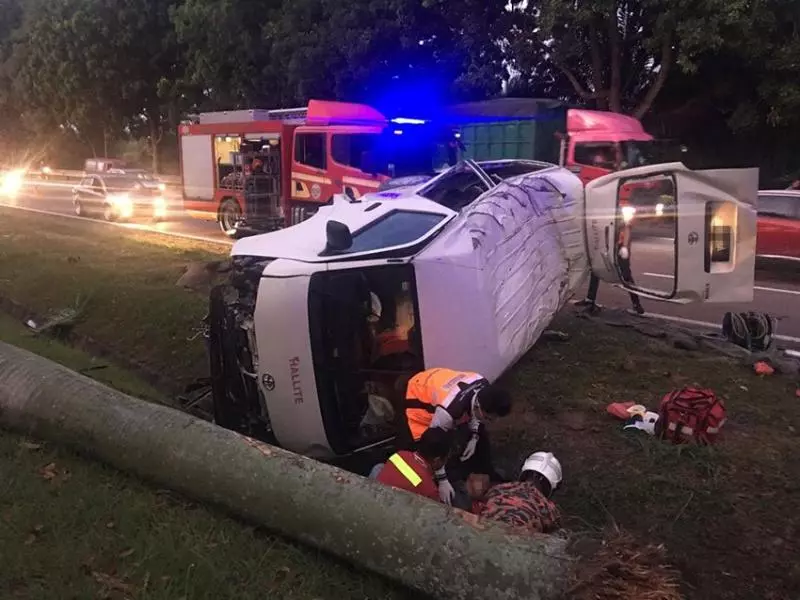 客貨車猛撞路旁大樹後翻落溝渠, 廠工1死10傷