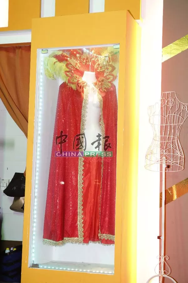 茶室改吊花場春色無邊 吊花還有輪盤抽獎