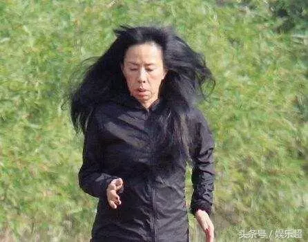 59歲「小龍女」陳玉蓮近照曝光,皺紋叢生顯蒼老,但仍難掩優雅氣質,網友:怪不得周潤發劉德華都為她著迷