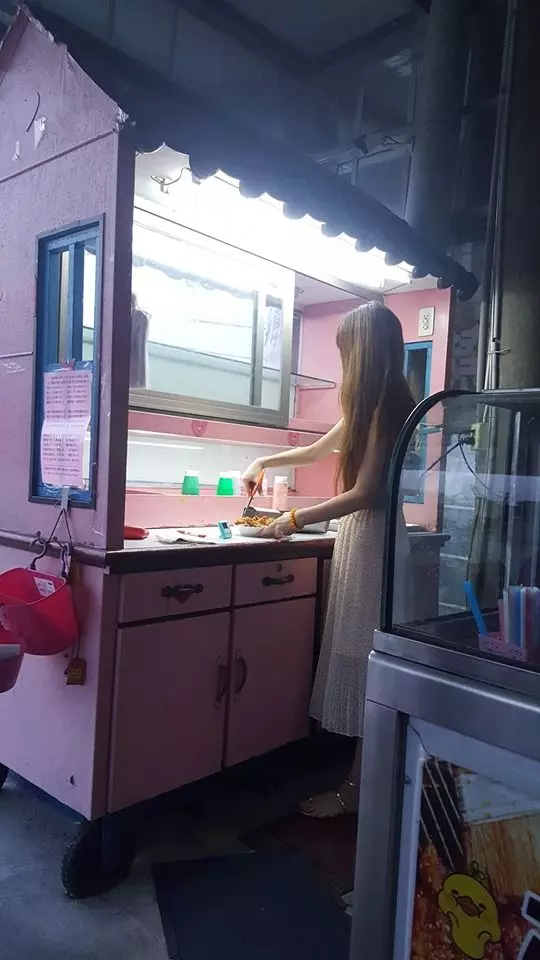 路邊捕獲真雞排妹!老闆娘長裙飄逸「嫩白美背整片露」...正面被網友神到:我知道了!