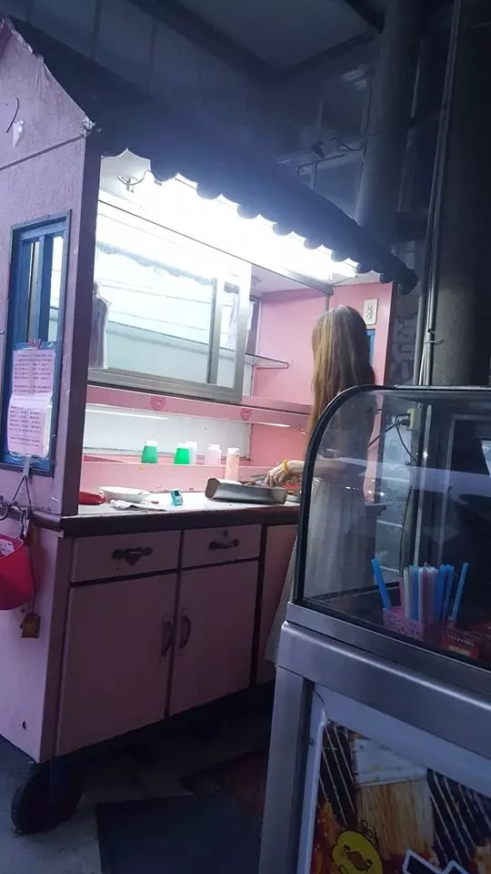 路邊捕獲真雞排妹!老闆娘長裙飄逸「嫩白美背整片露」...正面被網友神到:我知道了!