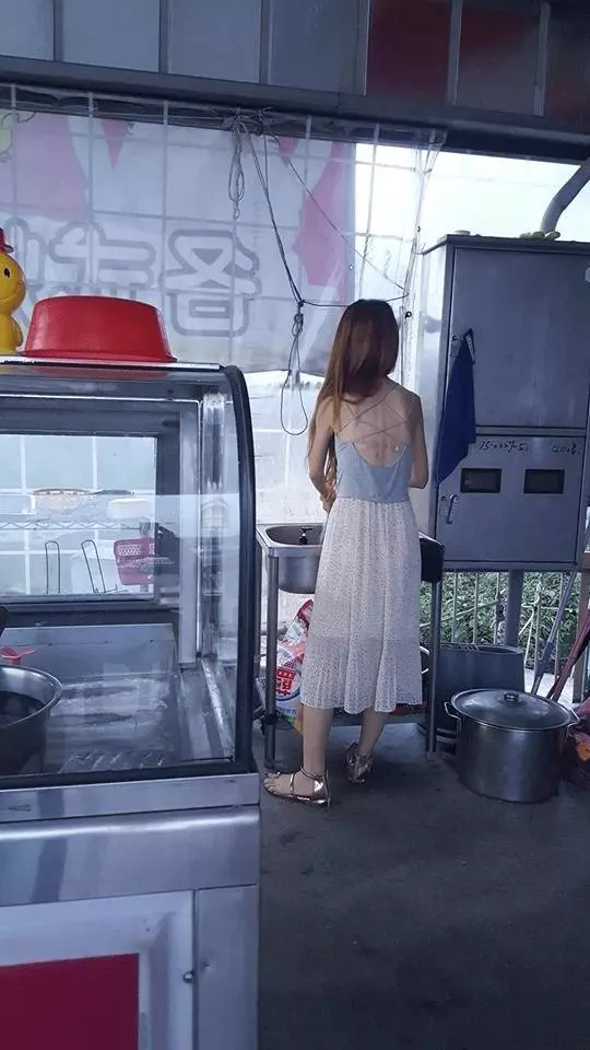 路邊捕獲真雞排妹!老闆娘長裙飄逸「嫩白美背整片露」...正面被網友神到:我知道了!