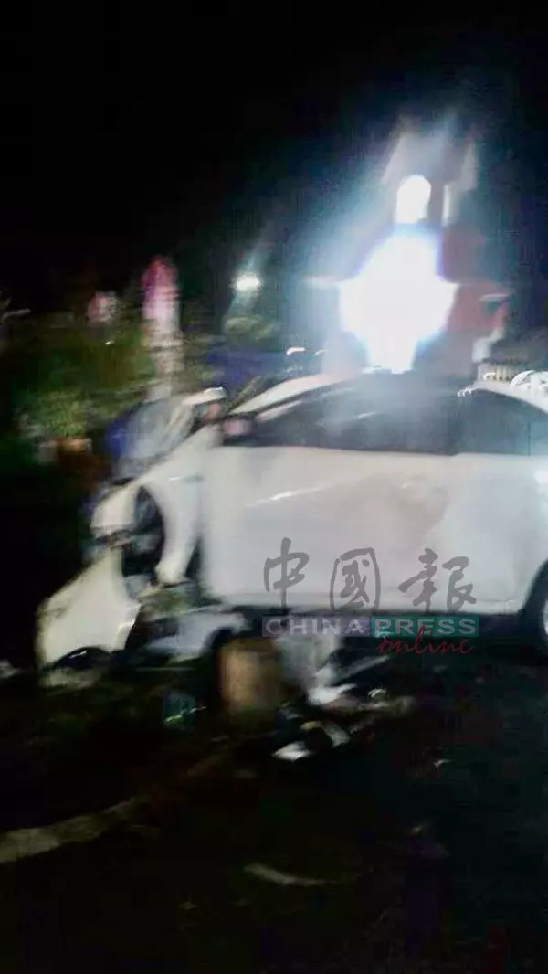 轎車失控撞樹 情侶共赴黃泉