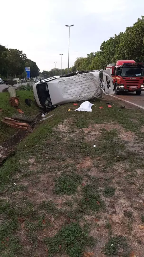 客貨車猛撞路旁大樹後翻落溝渠, 廠工1死10傷