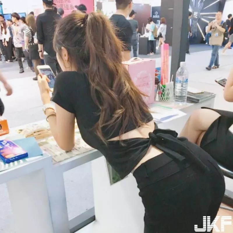 好害羞!路邊「火辣翹臀妹」邪惡視角太犯規!超極品顏值讓人看一眼就戀愛了…