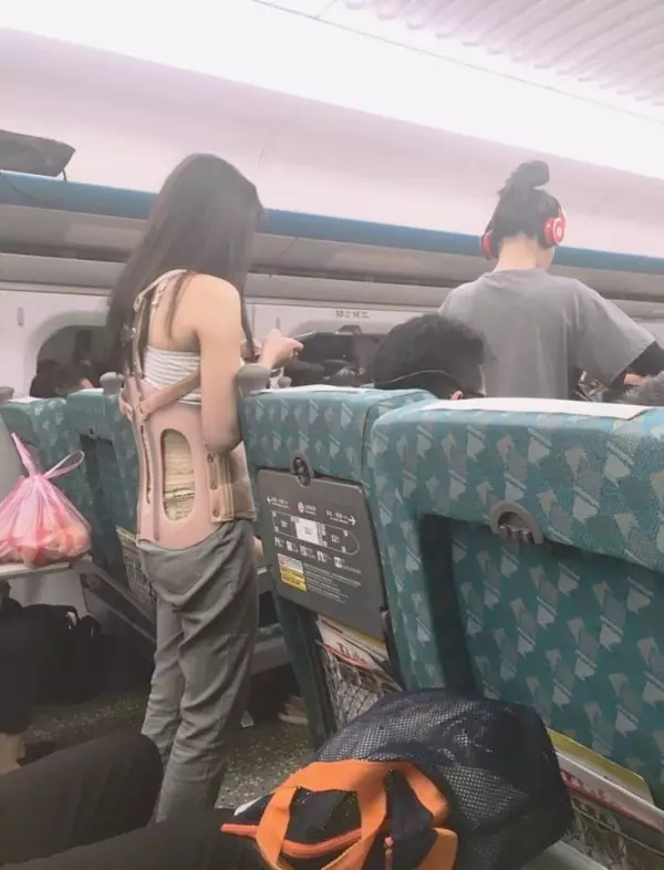 「背架正妹」脊椎受傷碎掉,高鐵「站整路沒人理」!她淒慘上網討拍反被痛罵:沒人欠妳!
