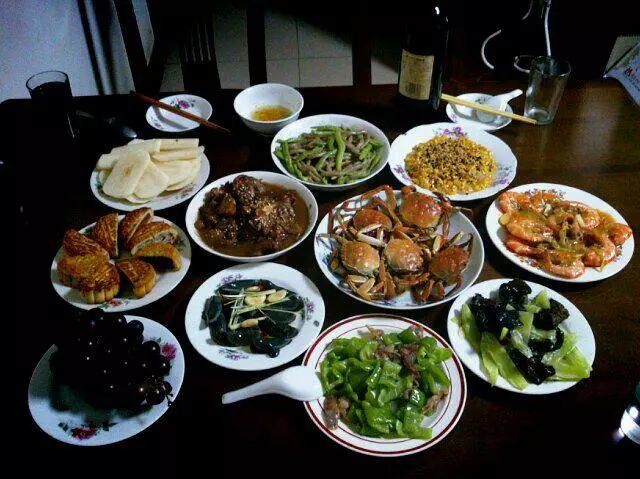 吃飯時,小姑子對我男友幹這種事,她就應該單身一輩子沒人要