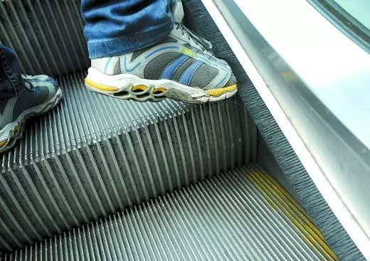 用過電扶梯「兩側刷毛」偷刷鞋? 專家解釋「超重要功能」:搭乘時能救人!