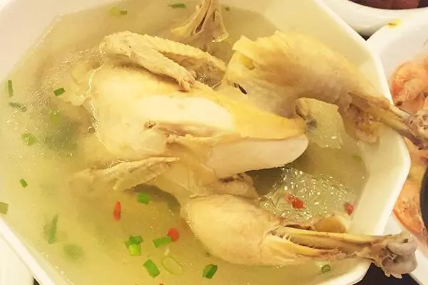 煲湯時,飄出來的乳白色泡沫是嘌呤,還是肉中的精華?能撇去?